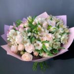 Букет кустовых роз и альстромерии — изображение 2